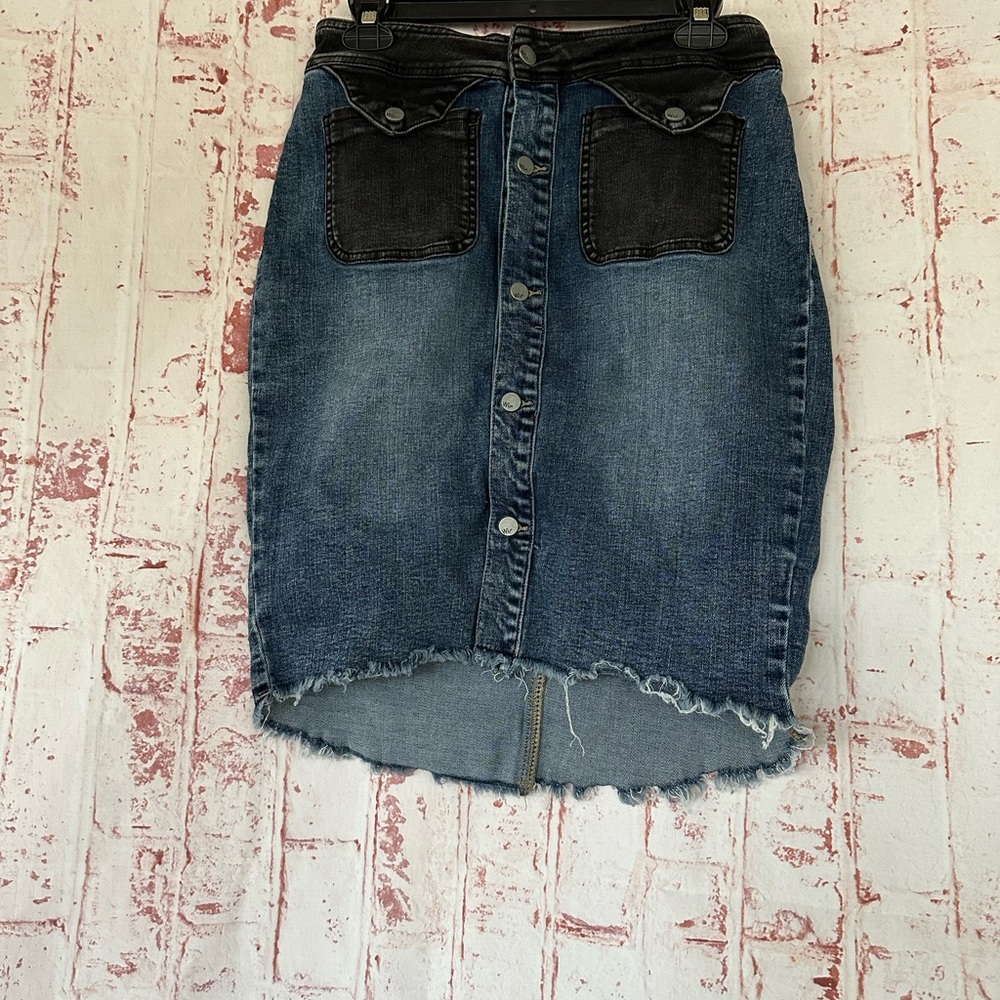 Wash Lab Skirt Women's Sz 28 Denim Midi Button Fly Blue Black Two-Toned Raw Hem